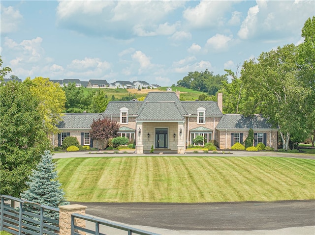 view of front of property featuring a front yard