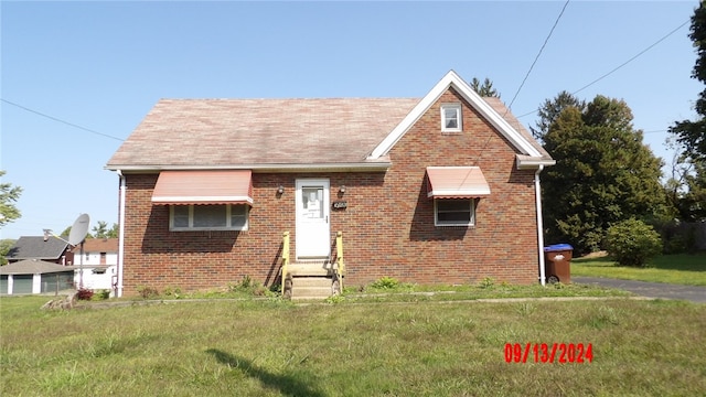 view of front of home featuring a front lawn