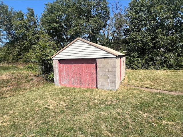 view of outdoor structure with a yard