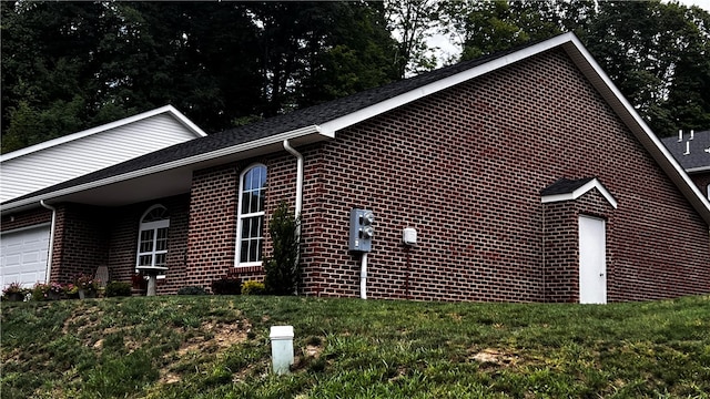 view of front of house featuring a front lawn