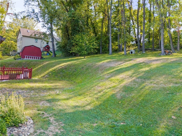 view of yard featuring an outdoor structure