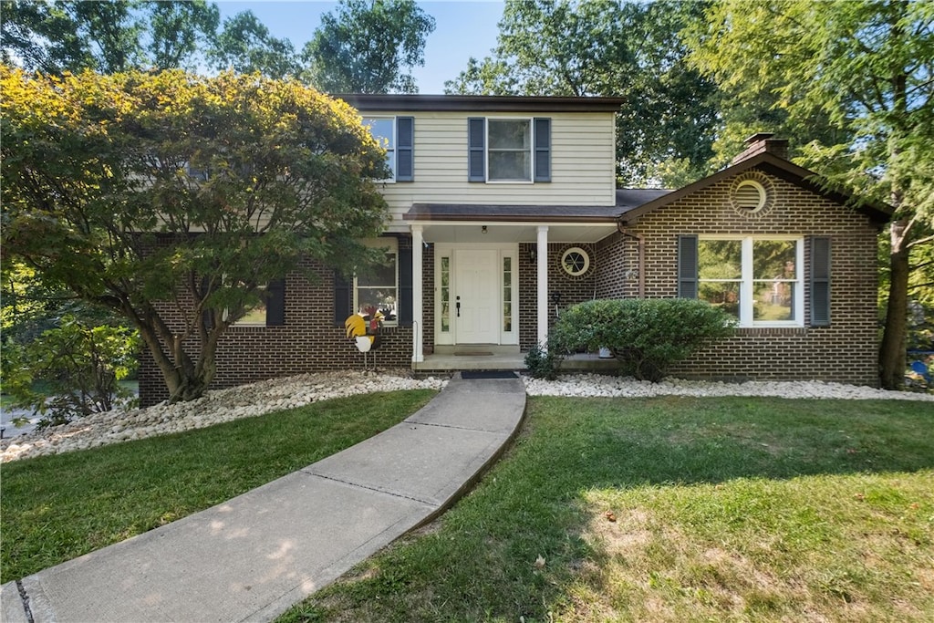 view of front property featuring a front lawn