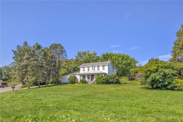 view of front of house featuring a front lawn