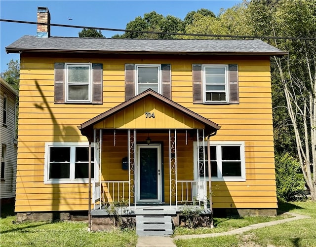 view of front of property featuring a front lawn and covered porch