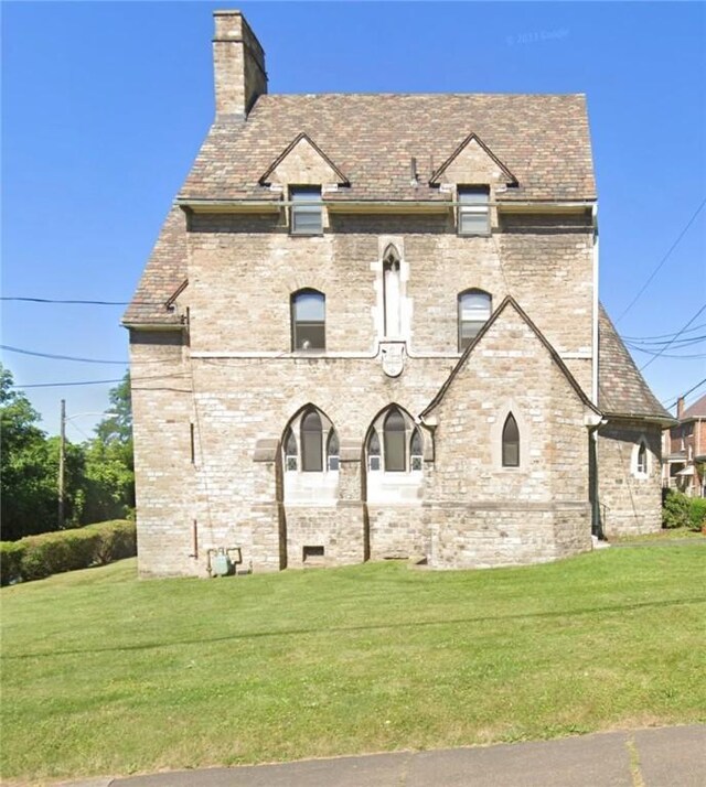 view of front of home featuring a front lawn