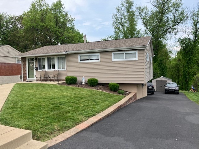 view of front of property with a front lawn