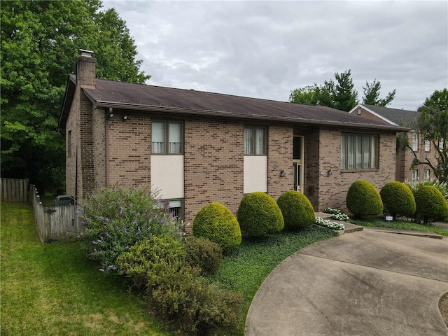 view of front of property featuring a front lawn