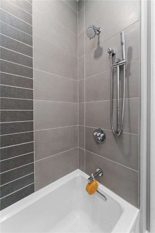 bathroom featuring tiled shower / bath combo