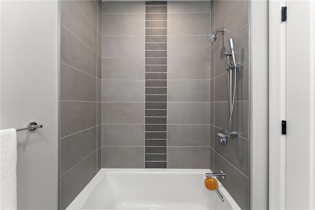 bathroom with tiled shower / bath combo