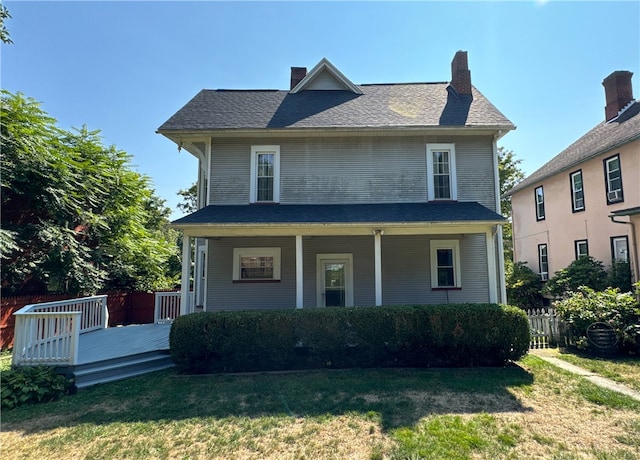 view of front facade featuring a front lawn