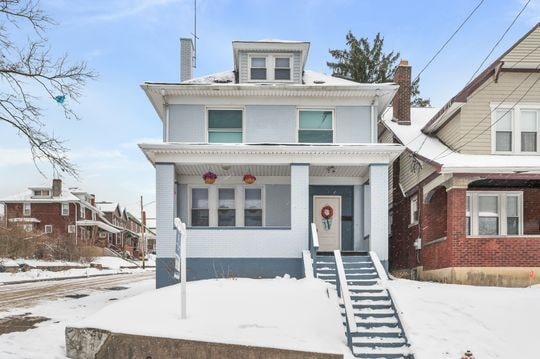 view of front facade with covered porch