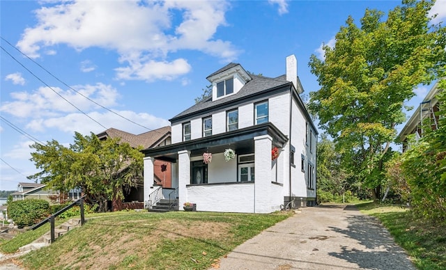 view of front facade featuring a front yard and a porch