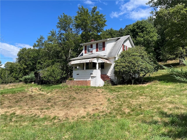 view of front facade with a front yard