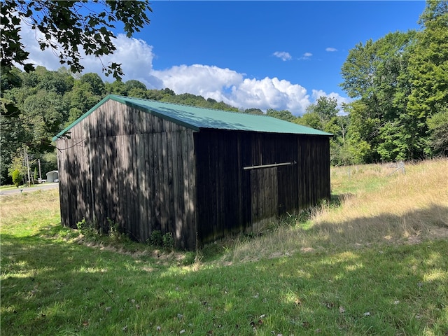 view of outbuilding featuring a lawn