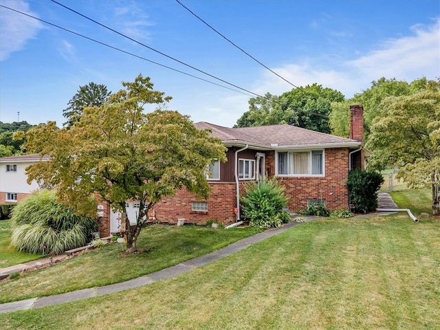 view of front of property featuring a front lawn