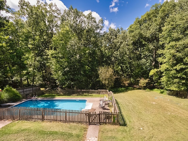 view of swimming pool featuring a yard