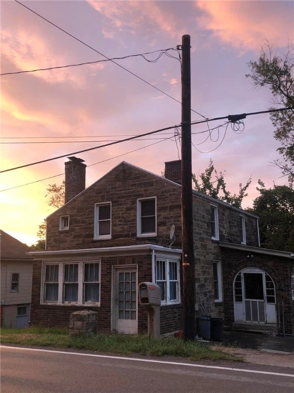 view of front of property