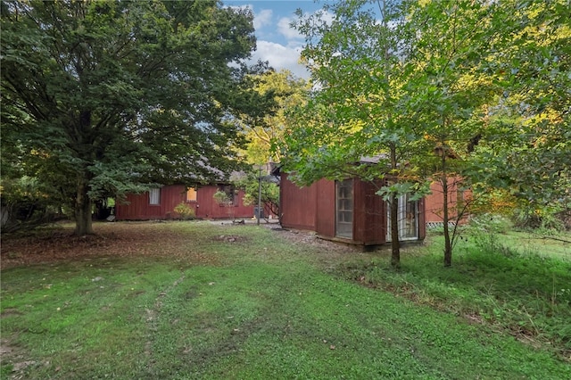 view of yard featuring a storage shed