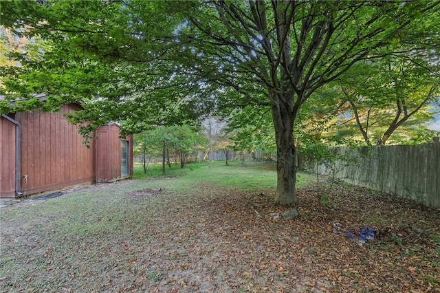 view of yard with an outbuilding