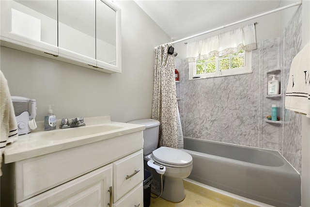 full bathroom featuring shower / bath combo with shower curtain, toilet, and vanity