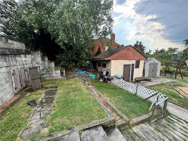 view of yard featuring a storage unit