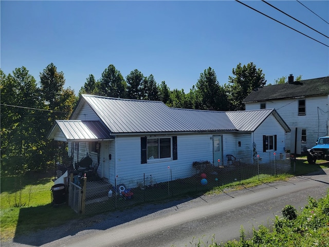 view of front of property featuring a front lawn