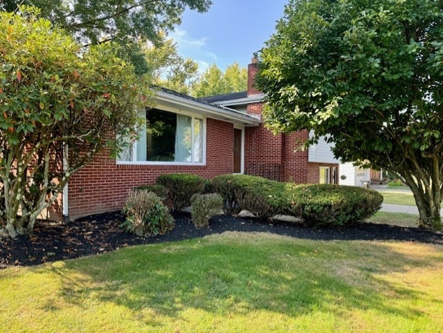 view of front of property with a front lawn