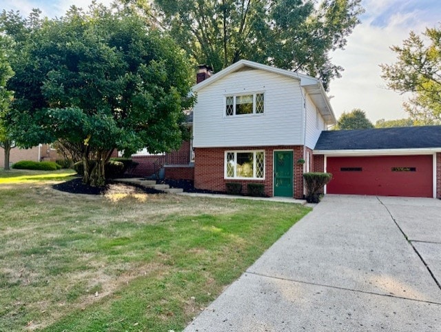 view of front facade featuring a front lawn and a garage