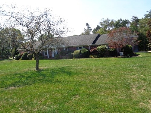 single story home with a front yard