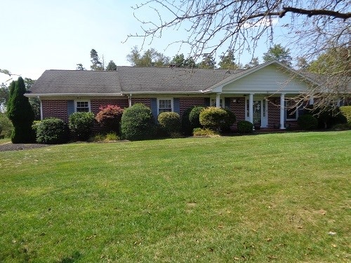 single story home featuring a front yard