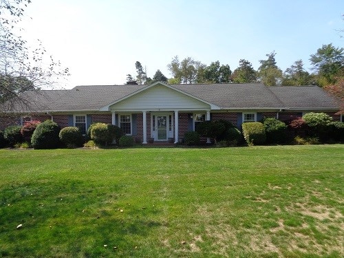 ranch-style house with a front yard