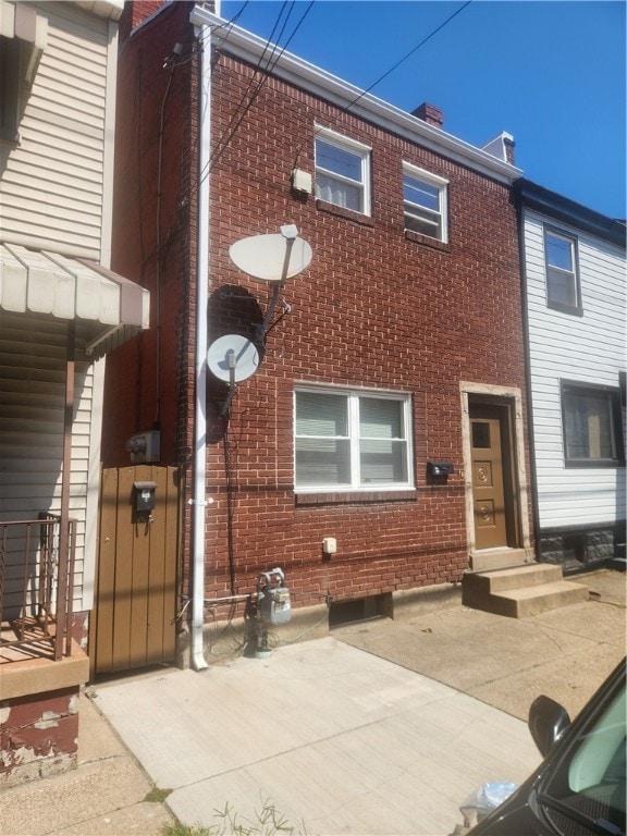 townhome / multi-family property featuring a patio