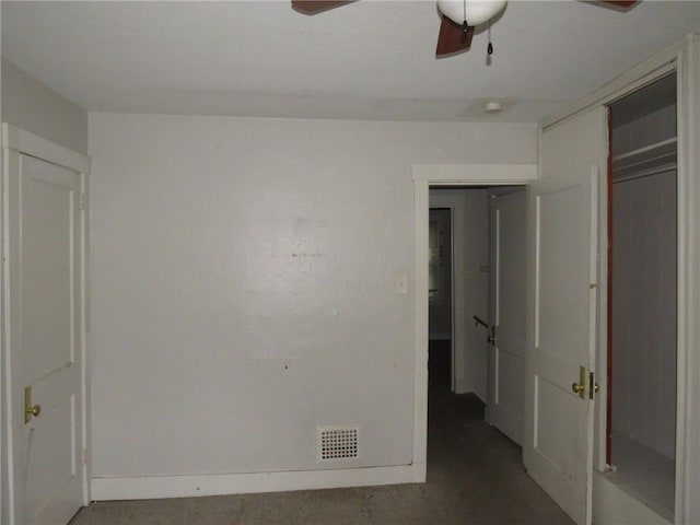 unfurnished bedroom with ceiling fan and a closet