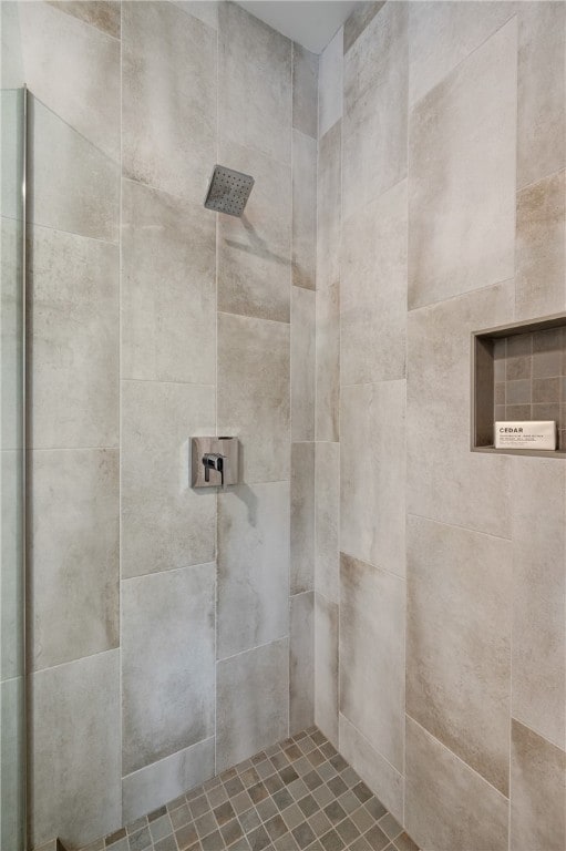 bathroom featuring tiled shower