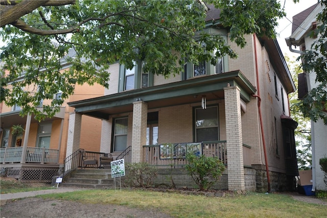 view of front of property featuring a porch