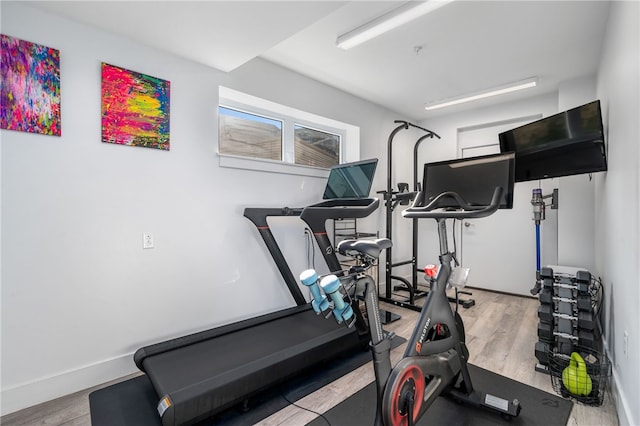 exercise area with light hardwood / wood-style flooring