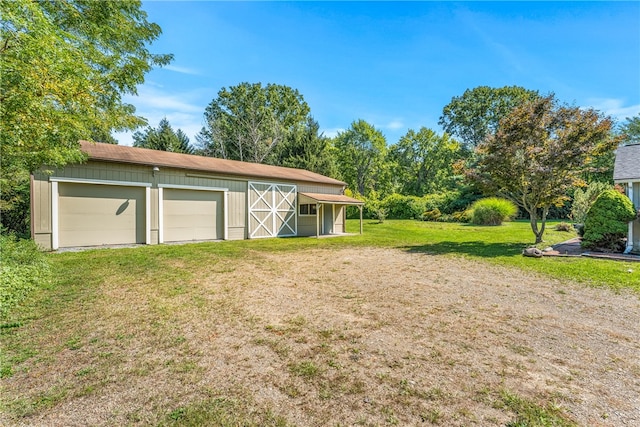 view of yard featuring an outdoor structure and a garage