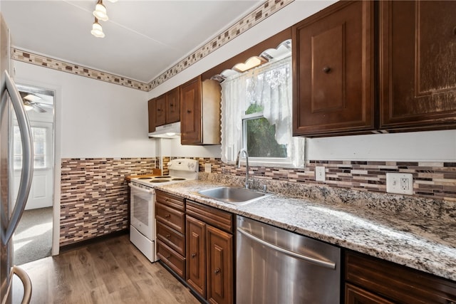 kitchen featuring a wealth of natural light, sink, appliances with stainless steel finishes, and ceiling fan