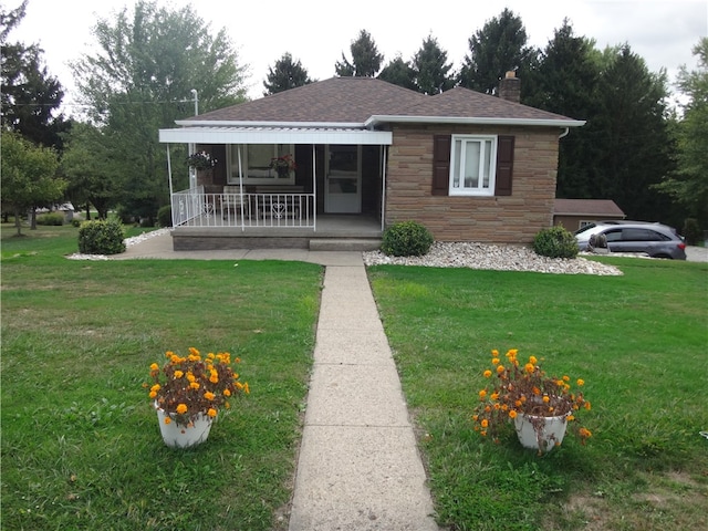 view of front facade with a porch and a front lawn