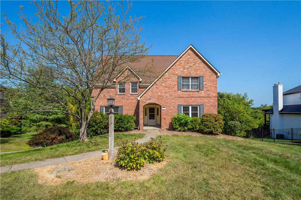 view of front of house featuring a front lawn