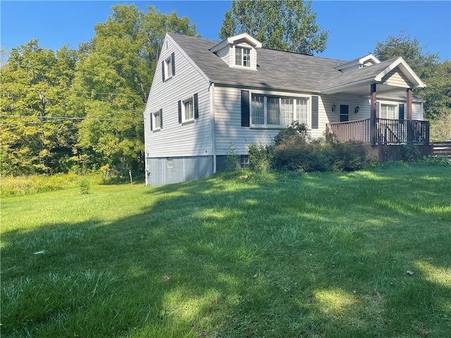 view of front of house with a front lawn