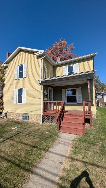 view of front of house featuring a front lawn