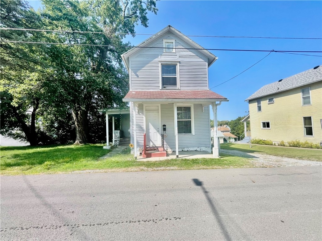 front of property featuring a front lawn and a porch