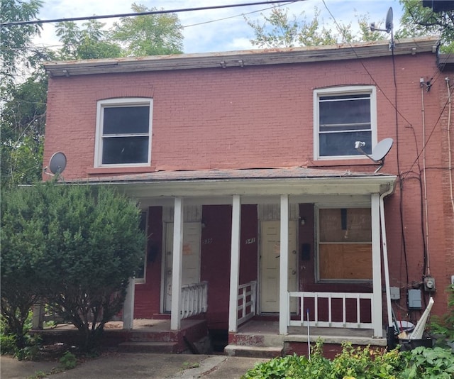 view of front of property featuring a porch