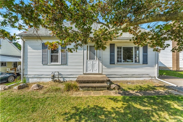 view of front of property with a front lawn