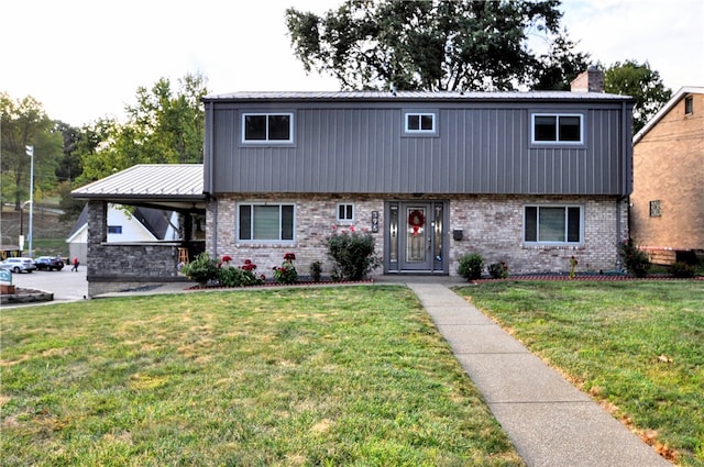 view of front facade featuring a front yard