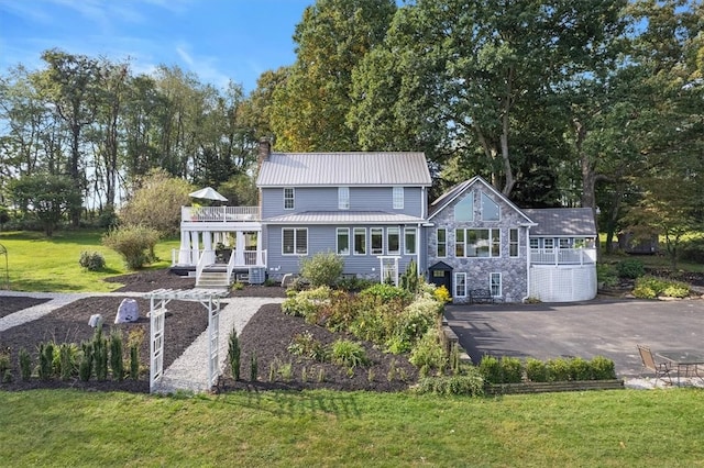 back of house featuring a lawn