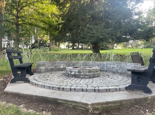 view of property's community featuring an outdoor fire pit