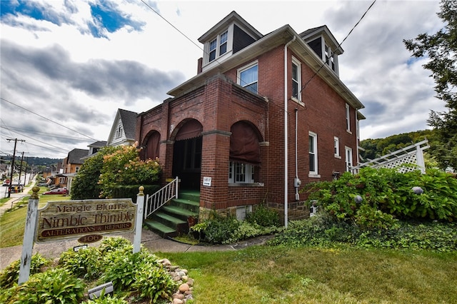 view of front of house featuring a front yard