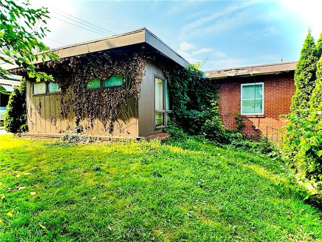 view of side of property featuring a lawn